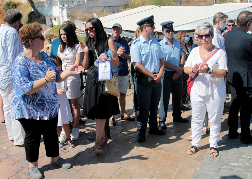 Συγκίνηση στο μνημόσυνο για το Μάτι - Σακελλαροπούλου: «Αδιανόητη τραγωδία»