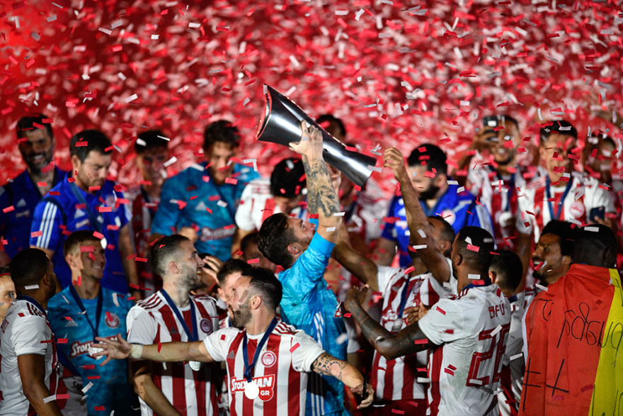 Η φιέστα του Ολυμπιακού για το 45ο πρωτάθλημα - Δείτε βίντεο και φωτογραφίες