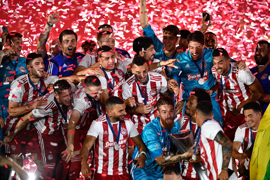 Η φιέστα του Ολυμπιακού για το 45ο πρωτάθλημα - Δείτε βίντεο και φωτογραφίες