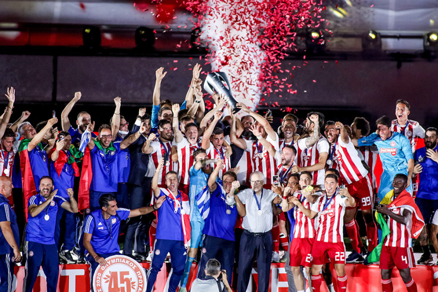 Η φιέστα του Ολυμπιακού για το 45ο πρωτάθλημα - Δείτε βίντεο και φωτογραφίες