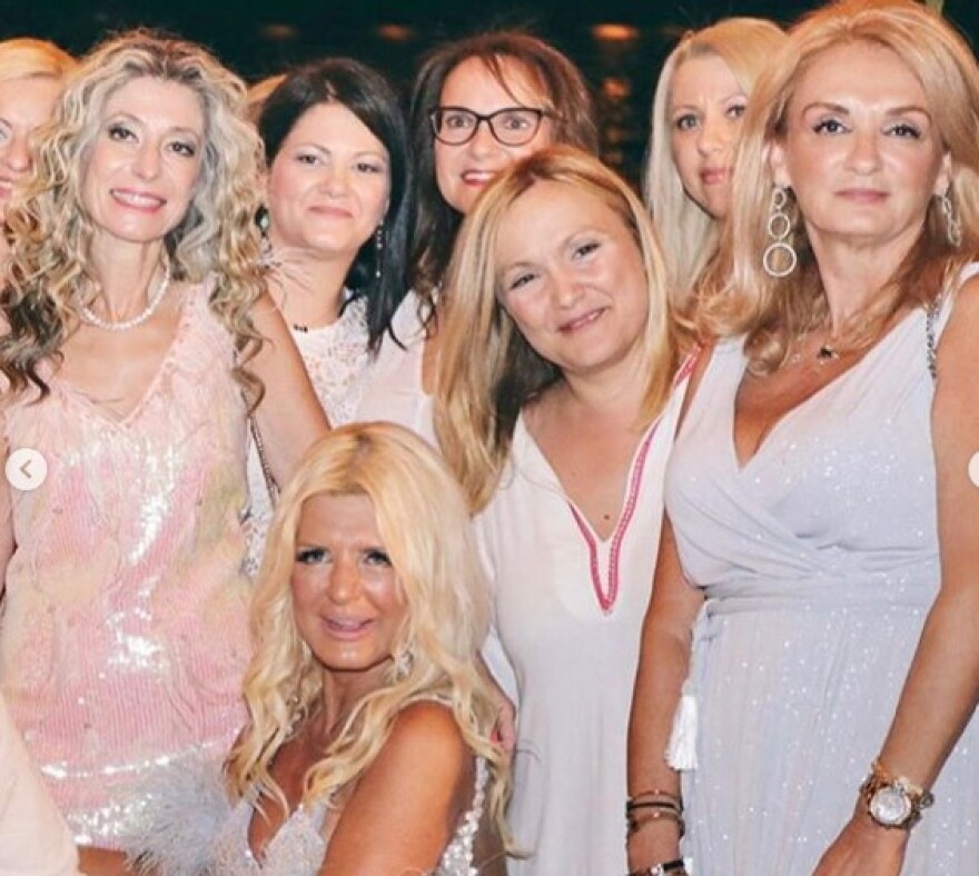 Χορεύοντας στην άμμο: Φωτογραφίες και βίντεο από το πάρτι για την ονομαστική γιορτή της Μαρίνας Πατούλη