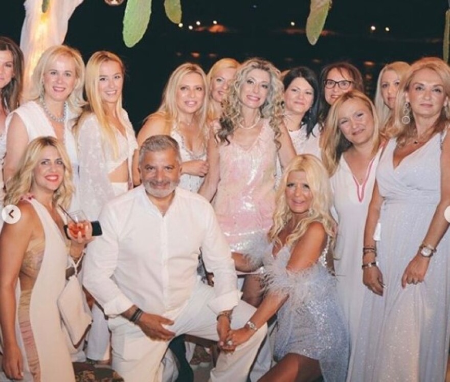 Χορεύοντας στην άμμο: Φωτογραφίες και βίντεο από το πάρτι για την ονομαστική γιορτή της Μαρίνας Πατούλη