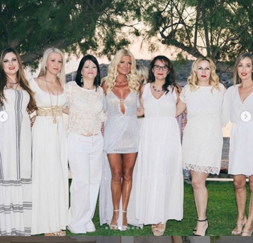 Χορεύοντας στην άμμο: Φωτογραφίες και βίντεο από το πάρτι για την ονομαστική γιορτή της Μαρίνας Πατούλη