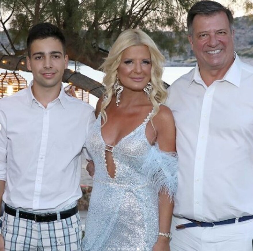 Χορεύοντας στην άμμο: Φωτογραφίες και βίντεο από το πάρτι για την ονομαστική γιορτή της Μαρίνας Πατούλη