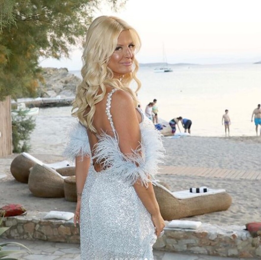 Χορεύοντας στην άμμο: Φωτογραφίες και βίντεο από το πάρτι για την ονομαστική γιορτή της Μαρίνας Πατούλη