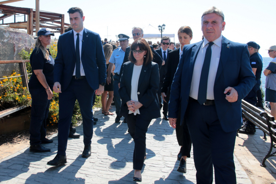 Συγκίνηση στο μνημόσυνο για το Μάτι - Σακελλαροπούλου: «Αδιανόητη τραγωδία»