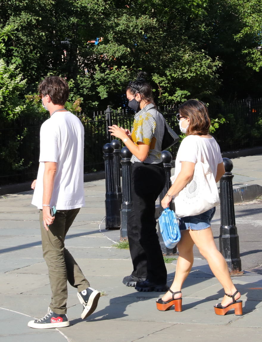 Dua Lipa: Βόλτα με μάσκα στη Νέα Υόρκη