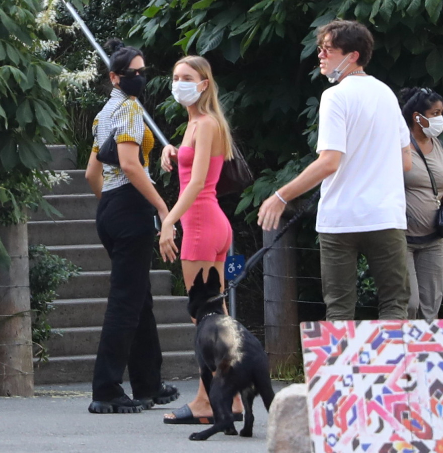 Dua Lipa: Βόλτα με μάσκα στη Νέα Υόρκη