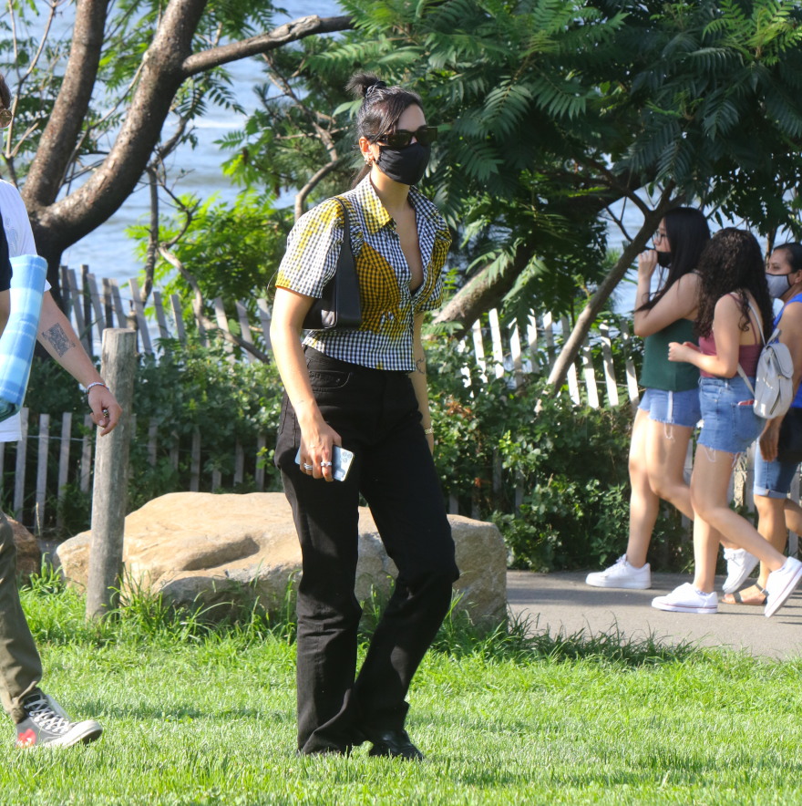 Dua Lipa: Βόλτα με μάσκα στη Νέα Υόρκη