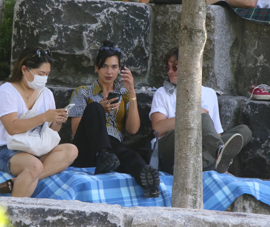 Dua Lipa: Βόλτα με μάσκα στη Νέα Υόρκη