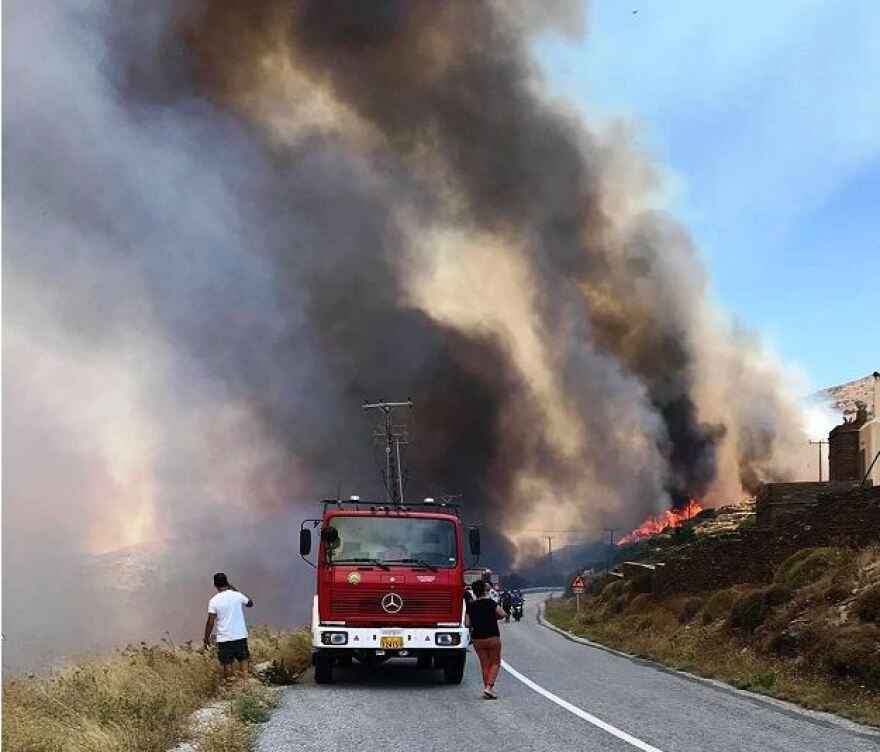Φωτιά στην Άνδρο: Εκκενώθηκε ο οικισμός Καλαμάκι 