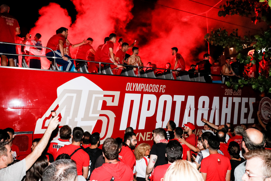 Η φιέστα του Ολυμπιακού για το 45ο πρωτάθλημα - Δείτε βίντεο και φωτογραφίες