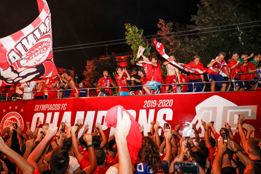 Η φιέστα του Ολυμπιακού για το 45ο πρωτάθλημα - Δείτε βίντεο και φωτογραφίες