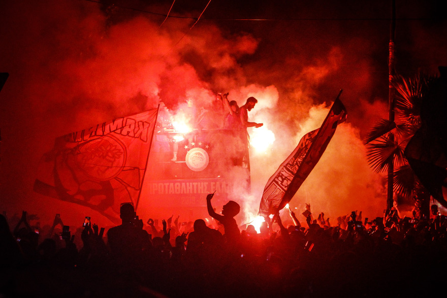 Η φιέστα του Ολυμπιακού για το 45ο πρωτάθλημα - Δείτε βίντεο και φωτογραφίες