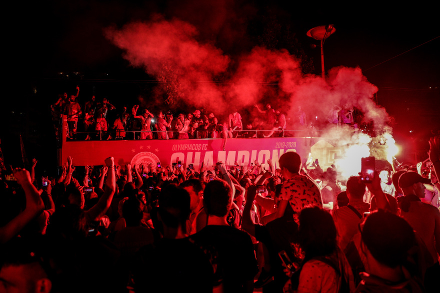 Η φιέστα του Ολυμπιακού για το 45ο πρωτάθλημα - Δείτε βίντεο και φωτογραφίες