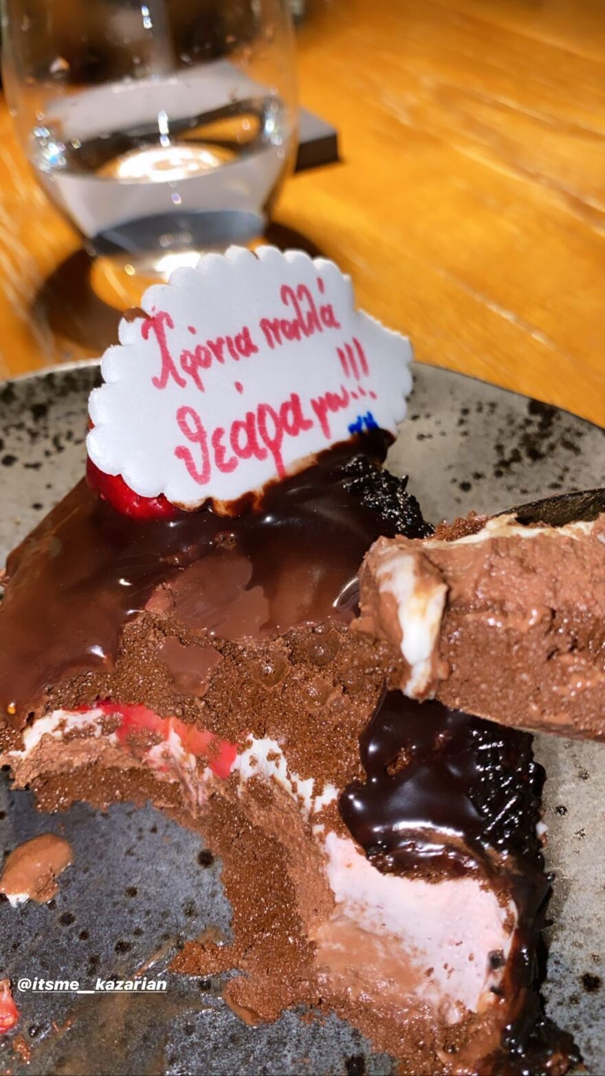 Μαρία Καζαριάν: Γενέθλια με... αβυσσαλέο ντεκολτέ και πάρτι σε σκάφος 