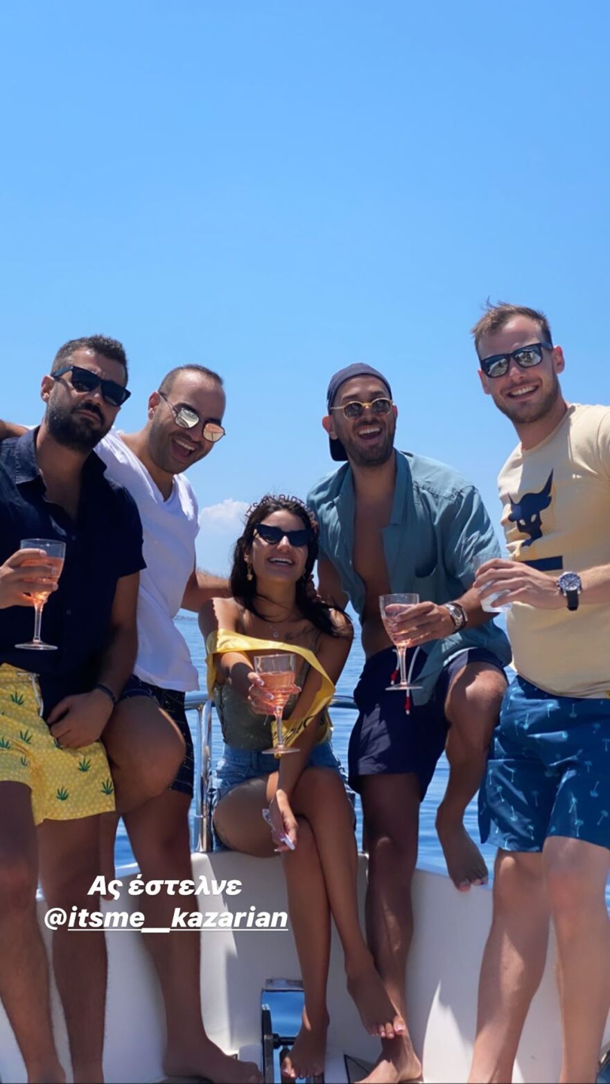 Μαρία Καζαριάν: Γενέθλια με... αβυσσαλέο ντεκολτέ και πάρτι σε σκάφος 