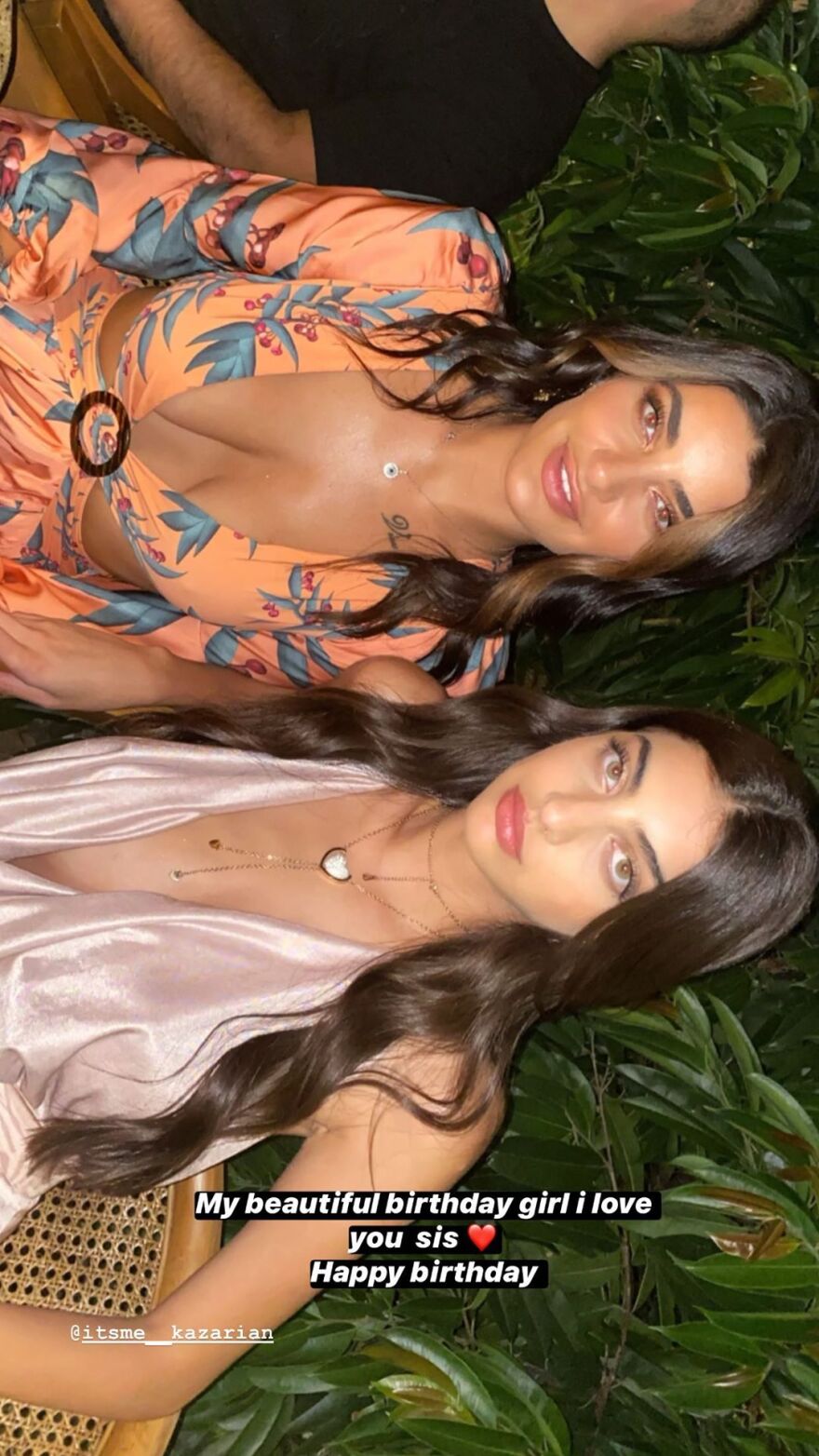 Μαρία Καζαριάν: Γενέθλια με... αβυσσαλέο ντεκολτέ και πάρτι σε σκάφος 