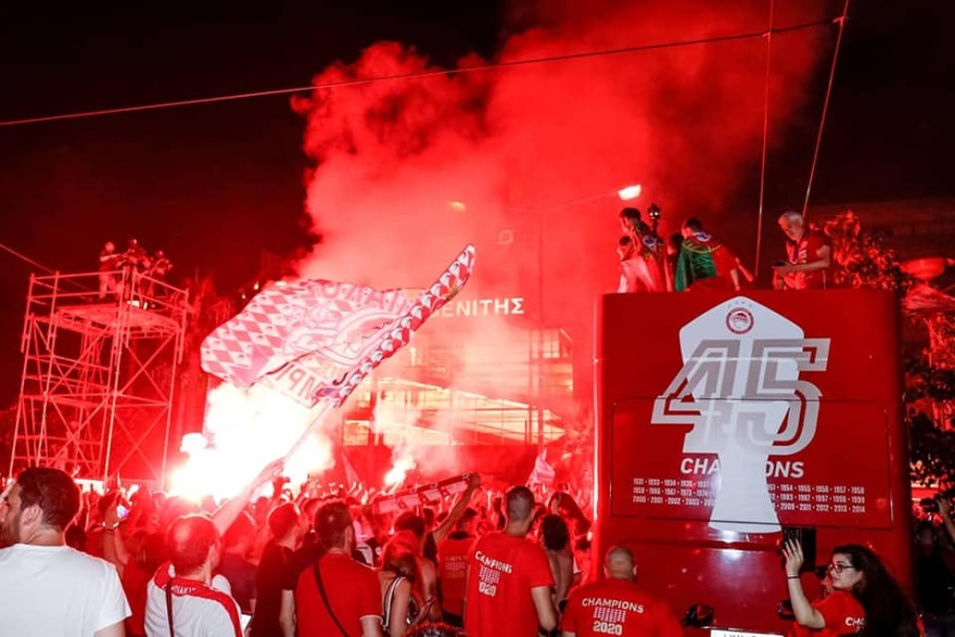 Η φιέστα του Ολυμπιακού για το 45ο πρωτάθλημα - Δείτε βίντεο και φωτογραφίες