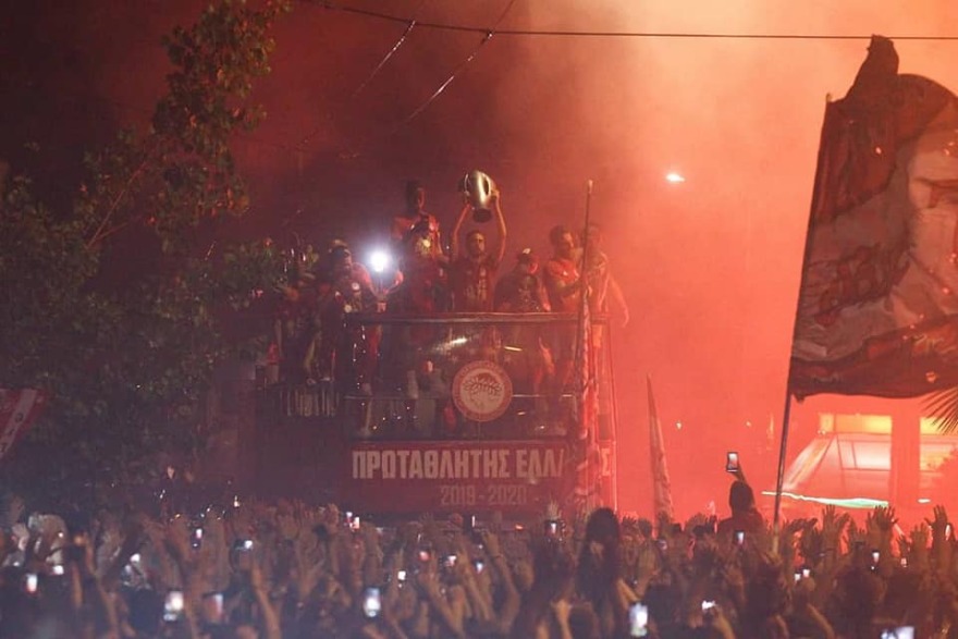 Η φιέστα του Ολυμπιακού για το 45ο πρωτάθλημα - Δείτε βίντεο και φωτογραφίες