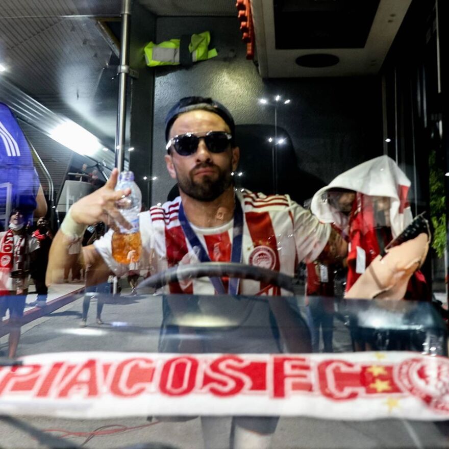 Η φιέστα του Ολυμπιακού για το 45ο πρωτάθλημα - Δείτε βίντεο και φωτογραφίες