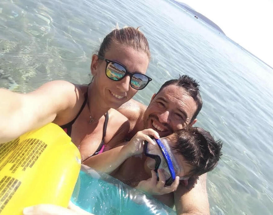 Μία δυνατή αγάπη κι ένα μωρό που γεννήθηκαν στο καμένο Μάτι…