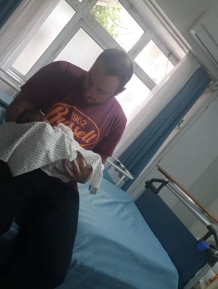 Μία δυνατή αγάπη κι ένα μωρό που γεννήθηκαν στο καμένο Μάτι…