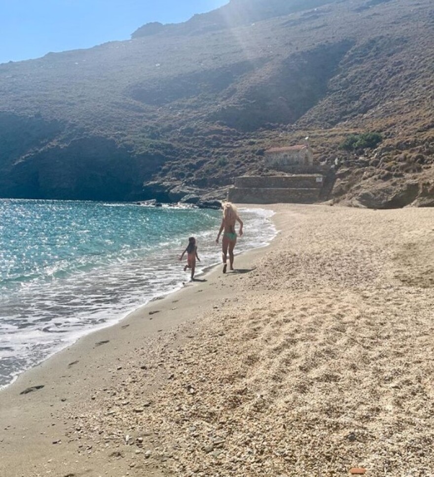 Ελένη Μενεγάκη: Βουτιές μαζί με την κόρη της, Μαρίνα στα νερά της Άνδρου