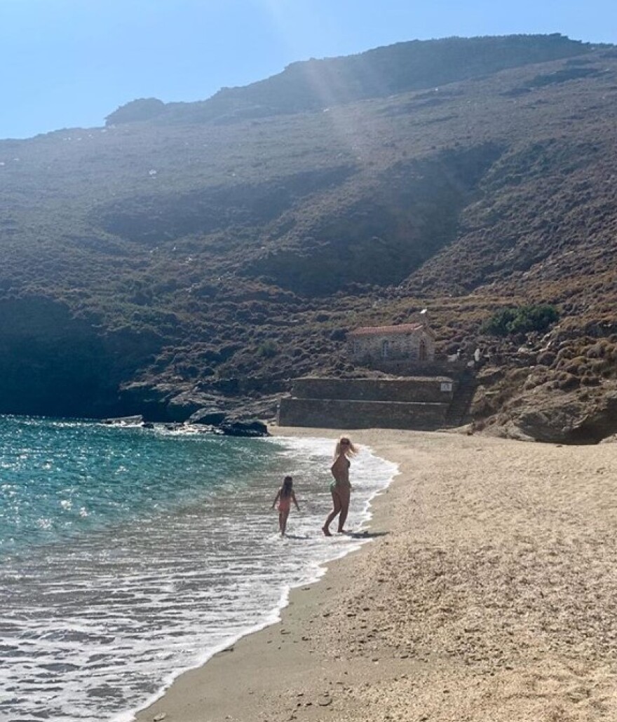 Ελένη Μενεγάκη: Βουτιές μαζί με την κόρη της, Μαρίνα στα νερά της Άνδρου