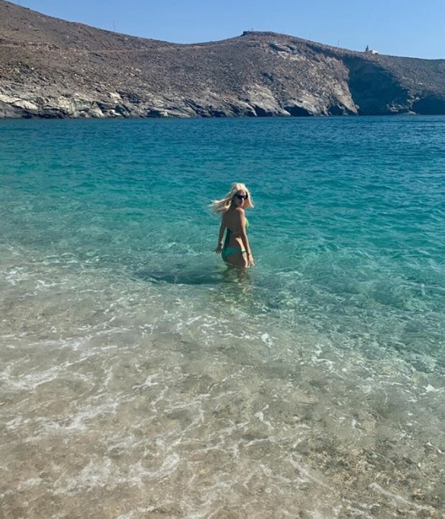 Ελένη Μενεγάκη: Βουτιές μαζί με την κόρη της, Μαρίνα στα νερά της Άνδρου