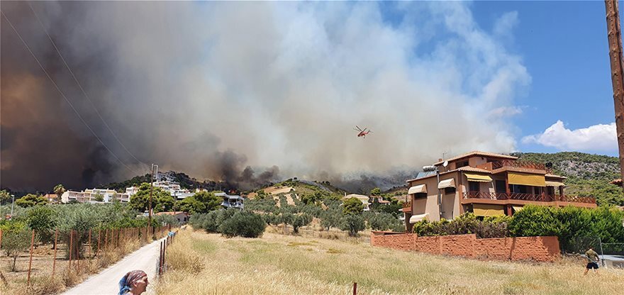 Μαίνεται ανεξέλεγκτη η φωτιά στην Κορινθία - Εκκενώθηκε και πέμπτος οικισμός