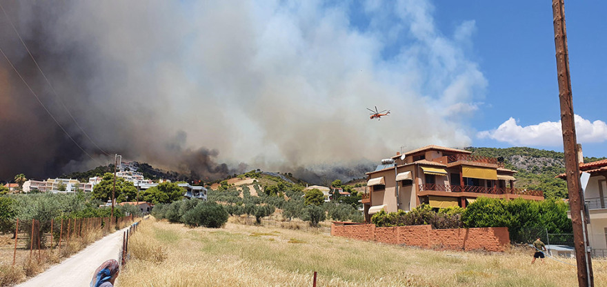 Μαίνεται ανεξέλεγκτη η φωτιά στην Κορινθία - Εκκενώθηκε και πέμπτος οικισμός