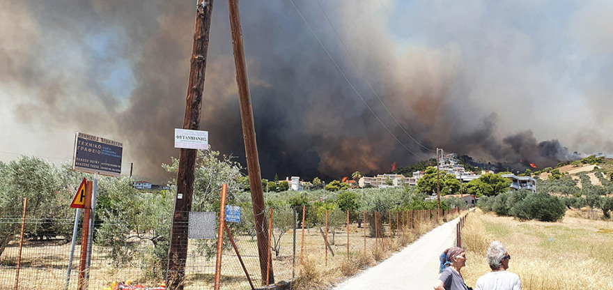 Μαίνεται ανεξέλεγκτη η φωτιά στην Κορινθία - Εκκενώθηκε και πέμπτος οικισμός