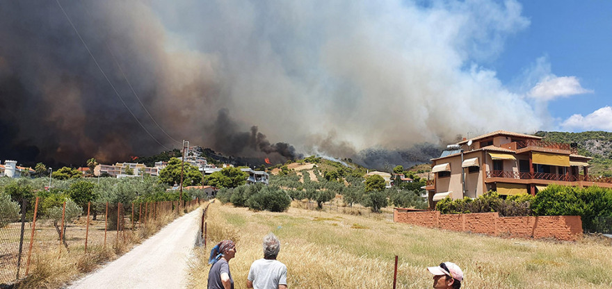 Μαίνεται ανεξέλεγκτη η φωτιά στην Κορινθία - Εκκενώθηκε και πέμπτος οικισμός