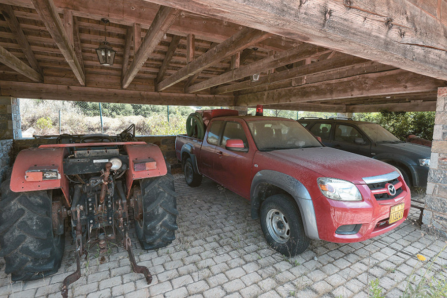 Ρημάζει το ράντσο του Βγενόπουλου στην Πάρνηθα  - Δείτε φωτογραφίες