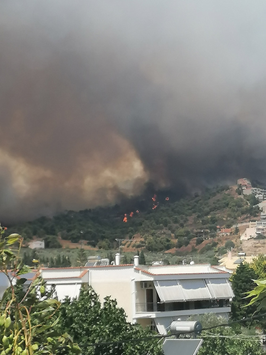 Μαίνεται ανεξέλεγκτη η φωτιά στην Κορινθία - Εκκενώθηκε και πέμπτος οικισμός