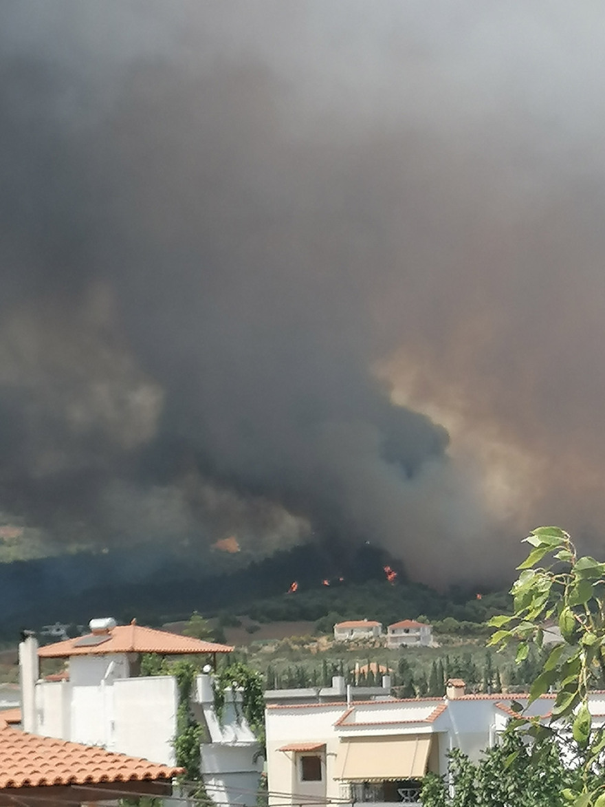 Μαίνεται ανεξέλεγκτη η φωτιά στην Κορινθία - Εκκενώθηκε και πέμπτος οικισμός