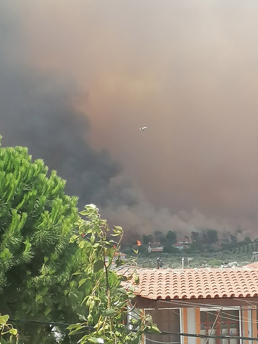 Μαίνεται ανεξέλεγκτη η φωτιά στην Κορινθία - Εκκενώθηκε και πέμπτος οικισμός
