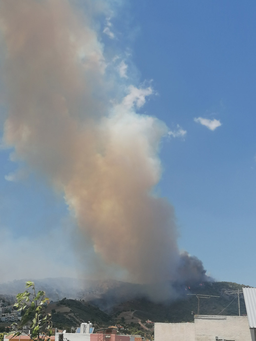 Μαίνεται ανεξέλεγκτη η φωτιά στην Κορινθία - Εκκενώθηκε και πέμπτος οικισμός