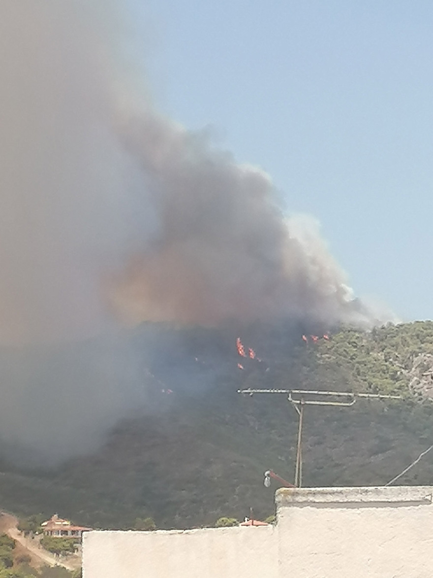 Μαίνεται ανεξέλεγκτη η φωτιά στην Κορινθία - Εκκενώθηκε και πέμπτος οικισμός