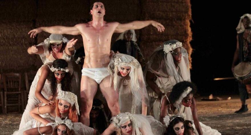 Σάκης Ρουβάς: Από τις πίστες και τα κλαμπ στο αρχαίο δράμα, το «Άξιον Εστί» και το Ηρώδειο