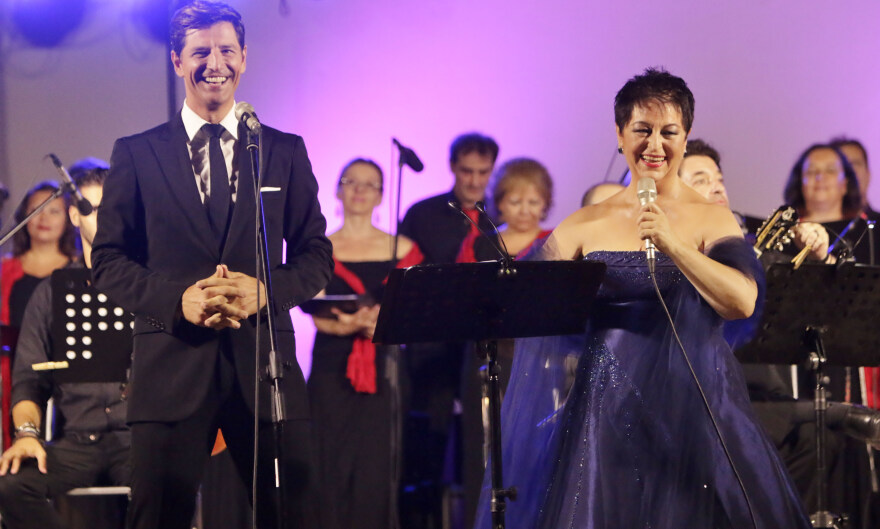 Σάκης Ρουβάς: Από τις πίστες και τα κλαμπ στο αρχαίο δράμα, το «Άξιον Εστί» και το Ηρώδειο