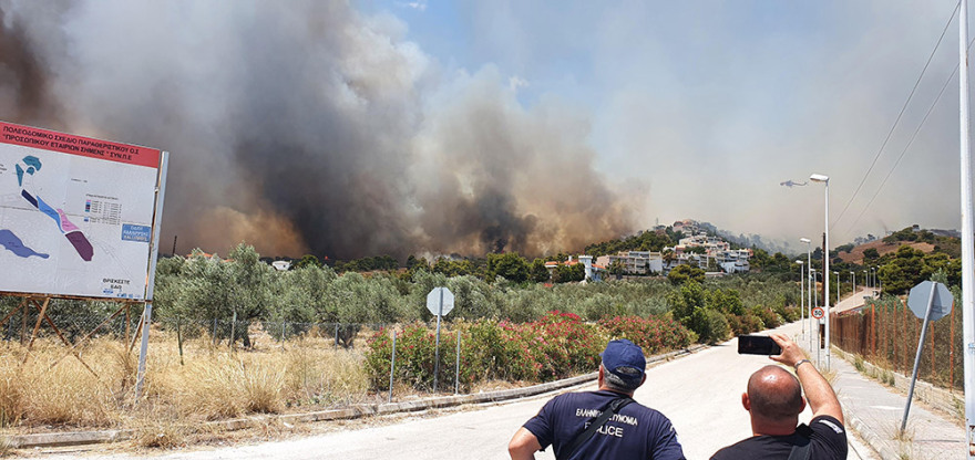 Μαίνεται ανεξέλεγκτη η φωτιά στην Κορινθία - Εκκενώθηκε και πέμπτος οικισμός