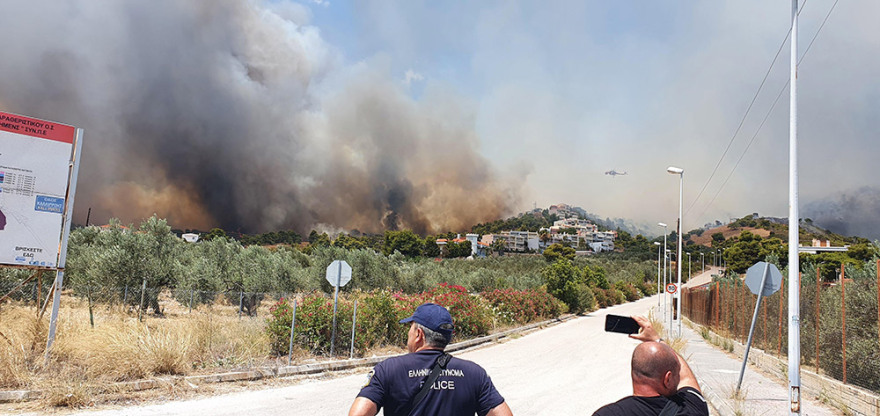 Μαίνεται ανεξέλεγκτη η φωτιά στην Κορινθία - Εκκενώθηκε και πέμπτος οικισμός