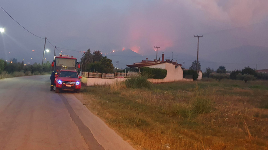 Φωτιά στις Κεχριές Κορινθίας: Σε 12 χλμ. το μέτωπο, κινείται προς Χιλιομόδι - Καταστροφές σε σπίτια