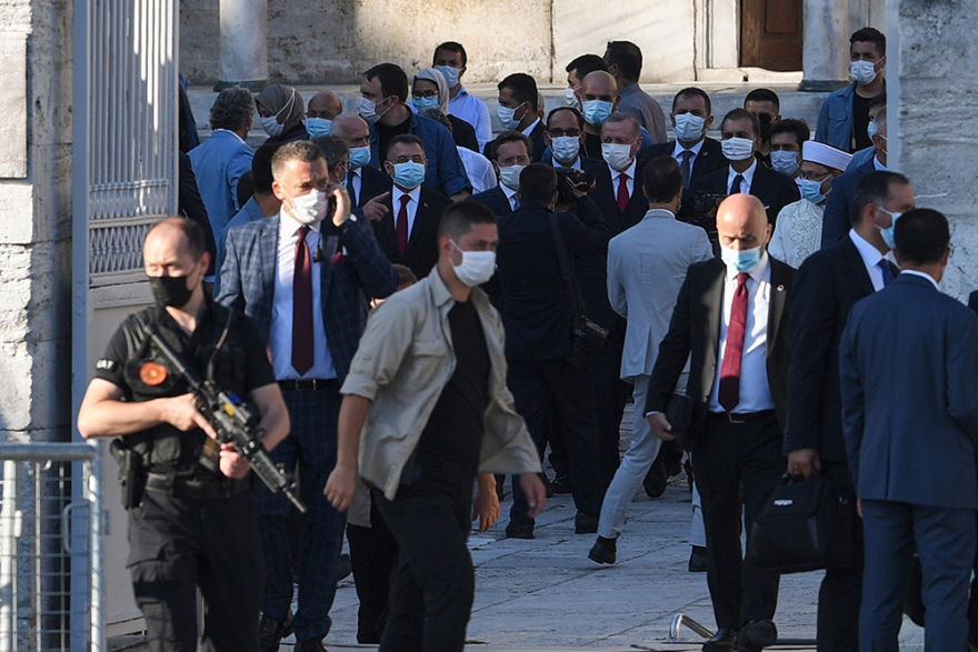 Προκλητικό «σόου» Ερντογάν πριν την προσευχή στην Αγιά Σοφιά: Πόζες και χαμόγελα μπροστά στην επιγραφή «Μεγάλο Τζαμί»