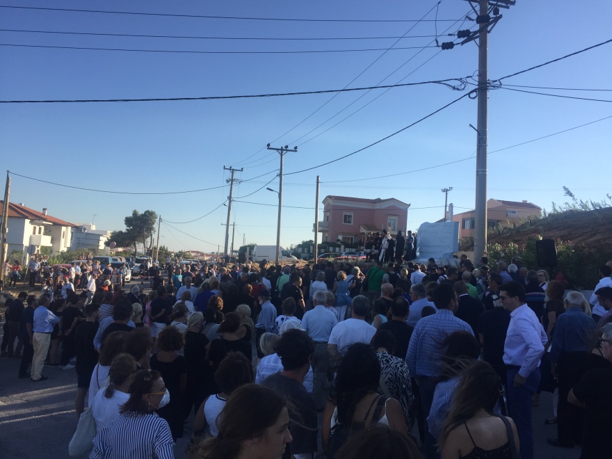 Δάκρυα για το Μάτι: Μνημείο για τα 102 θύματα της φονικής πυρκαγιάς - Επιμνημόσυνη δέηση στο Λιμανάκι