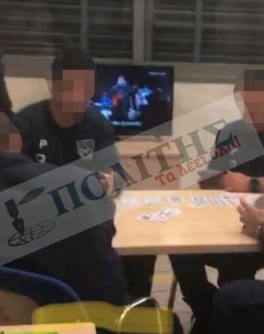 Κύπρος: Αστυνομικοί χαρτοπαίζουν σε ώρα υπηρεσίας - Φωτογραφία
