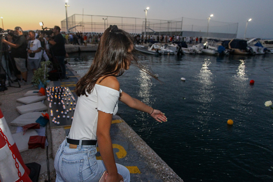Δάκρυα για το Μάτι: Μνημείο για τα 102 θύματα της φονικής πυρκαγιάς - Επιμνημόσυνη δέηση στο Λιμανάκι