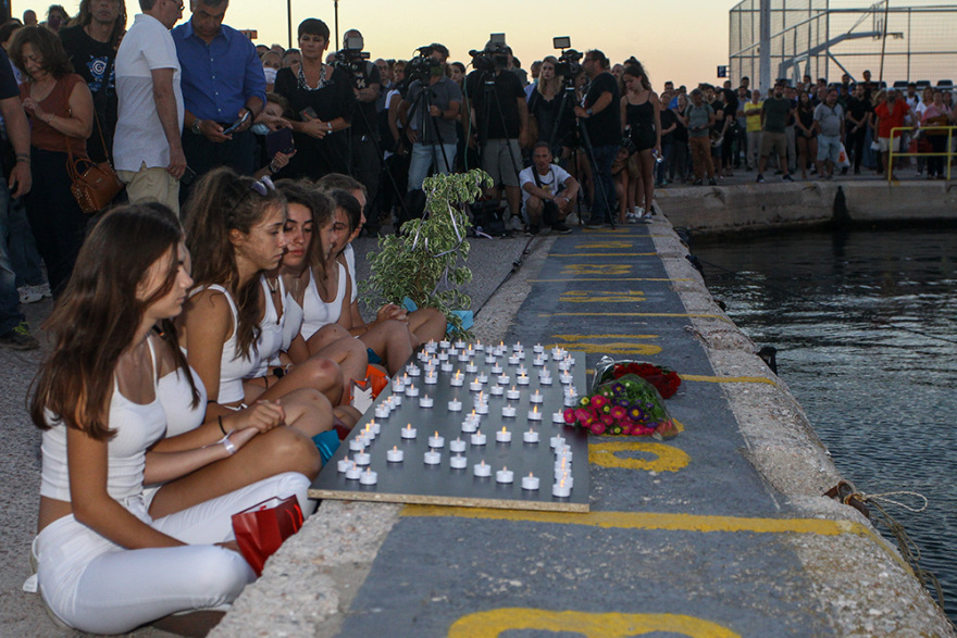 Δάκρυα για το Μάτι: Μνημείο για τα 102 θύματα της φονικής πυρκαγιάς - Επιμνημόσυνη δέηση στο Λιμανάκι